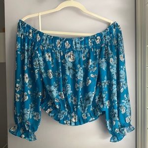 🆕Blue Life floral cold shoulder top size L🤍💙✨